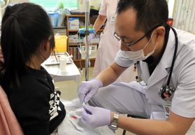 通院で定期的に抗がん剤治療を受ける患者(左)。カテーテルと呼ばれる細い管を体内に通して投与する=神戸市須磨区高倉台1(撮影・山崎 竜) 通院で定期的に抗がん剤治療を受ける患者(左)。カテーテルと呼ばれる細い管を体内に通して投与する=神戸市須磨区高倉台1(撮影・山崎 竜)