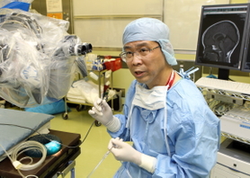 腫瘍の摘出術について説明する長嶋達也医師。実際の手術は左側の台に患者を寝かせて行う=神戸市須磨区高倉台1(撮影・辰巳直之) 腫瘍の摘出術について説明する長嶋達也医師。実際の手術は左側の台に患者を寝かせて行う=神戸市須磨区高倉台1(撮影・辰巳直之)