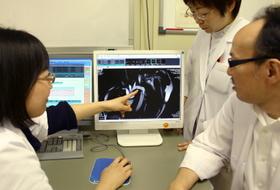 ターナー症候群患者の心臓の血管についてMRI検査の結果を調べる医師=神戸市須磨区高倉台 ターナー症候群患者の心臓の血管についてMRI検査の結果を調べる医師=神戸市須磨区高倉台