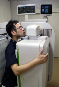 「カレーライス試験」で胃内部を撮影するシンチレーションカメラ(患者役は医師)=兵庫県西宮市武庫川町(撮影・岡田育磨) 「カレーライス試験」で胃内部を撮影するシンチレーションカメラ(患者役は医師)=兵庫県西宮市武庫川町(撮影・岡田育磨)