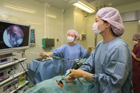 内視鏡下鼻副鼻腔手術。モニター画面を見ながら、鼻腔を副鼻腔をつなぐ通路を広げる=神戸市須磨区磯馴町4(撮影・斉藤雅志) 内視鏡下鼻副鼻腔手術。モニター画面を見ながら、鼻腔を副鼻腔をつなぐ通路を広げる=神戸市須磨区磯馴町4(撮影・斉藤雅志)
