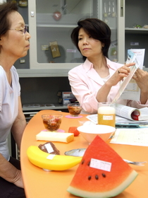 食材の模型などを使いながら番匠晁子さん(左)に栄養指導する鞍田三貴さん=西宮市池開町、武庫川女子大栄養科学館(撮影・辰巳直之)
食材の模型などを使いながら番匠晁子さん(左)に栄養指導する鞍田三貴さん=西宮市池開町、武庫川女子大栄養科学館(撮影・辰巳直之)