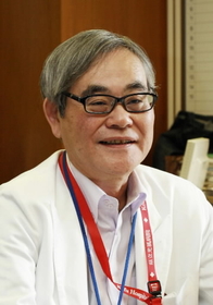 「近年多いのは定年後の男性患者。昼間から飲み始めると、2,3年で依存症になることもある」と警告する幸地芳朗院長=神戸市北区山田町上谷上 「近年多いのは定年後の男性患者。昼間から飲み始めると、2,3年で依存症になることもある」と警告する幸地芳朗院長=神戸市北区山田町上谷上
