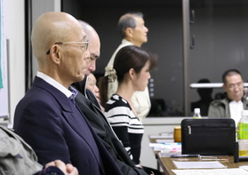 断酒会の例会で、アルコール依存症の仲間の体験談にじっと耳を傾ける=神戸市中央区雲井通り5、市勤労会館 断酒会の例会で、アルコール依存症の仲間の体験談にじっと耳を傾ける=神戸市中央区雲井通り5、市勤労会館