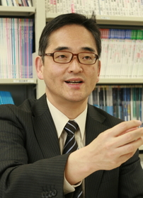処方薬や市販薬の依存症について話す徳山尚吾教授=神戸市中央区港島1、神戸学院大ポートアイランドキャンパス 処方薬や市販薬の依存症について話す徳山尚吾教授=神戸市中央区港島1、神戸学院大ポートアイランドキャンパス