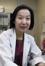 「脊髄電気刺激療法は中枢に障害があるほど難しくなる。末梢では体幹(胴体部分)よりも四肢の痛みに効く」と話す高雄由美子医長=神戸市中央区楠町7 「脊髄電気刺激療法は中枢に障害があるほど難しくなる。末梢では体幹(胴体部分)よりも四肢の痛みに効く」と話す高雄由美子医長=神戸市中央区楠町7