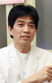 「欠損した歯の本数よりも少ない数のインプラントで人工歯を支えることもできます」と話す岸本裕充准教授=西宮市武庫川町 「欠損した歯の本数よりも少ない数のインプラントで人工歯を支えることもできます」と話す岸本裕充准教授=西宮市武庫川町