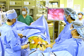 腹腔鏡で肝臓がんの手術に当たる医療スタッフ=明和病院(撮影・中西幸大) 腹腔鏡で肝臓がんの手術に当たる医療スタッフ=明和病院(撮影・中西幸大)