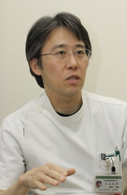 「ESDは手術と違い、全身麻酔ではなく静脈麻酔です。また、腸を切断しないので患者にとっては受け入れやすい治療でしょう」と話す豊永高史部長=神戸市中央区楠町7 「ESDは手術と違い、全身麻酔ではなく静脈麻酔です。また、腸を切断しないので患者にとっては受け入れやすい治療でしょう」と話す豊永高史部長=神戸市中央区楠町7