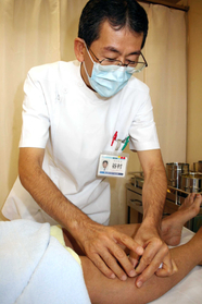 はりを打つ谷村裕充さん=県立東洋医学研究所付属診療所 はりを打つ谷村裕充さん=県立東洋医学研究所付属診療所
