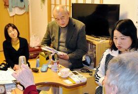 往診先で患者と会話を交わす大頭信義医師(中央)=姫路市内 往診先で患者と会話を交わす大頭信義医師(中央)=姫路市内