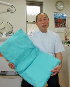 「このクッションで患者の座位を安定させることができる」と説明する村内光一院長=尼崎市猪名寺2 「このクッションで患者の座位を安定させることができる」と説明する村内光一院長=尼崎市猪名寺2