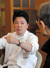 入院患者と会話を交わす安保博文部長=神戸市灘区土山町 入院患者と会話を交わす安保博文部長=神戸市灘区土山町
