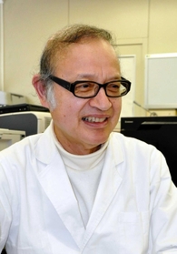 「一般用医薬品の点鼻薬は使い過ぎると、鼻詰まりが悪化する恐れがあります」と注意を促す荻野敏医師=県立西宮病院 「一般用医薬品の点鼻薬は使い過ぎると、鼻詰まりが悪化する恐れがあります」と注意を促す荻野敏医師=県立西宮病院