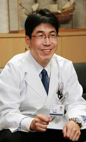 「骨粗しょう症への対策では、カルシウムを含む食事や軽い運動の習慣づけも有効です」と話す武富雅則部長=神戸市中央区脇浜町1 「骨粗しょう症への対策では、カルシウムを含む食事や軽い運動の習慣づけも有効です」と話す武富雅則部長=神戸市中央区脇浜町1