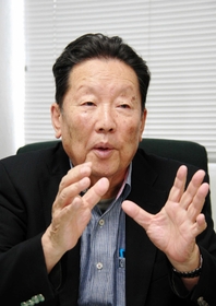 「義肢を使いこなす工夫が誰よりも上手なのは患者。若い医療者は病院外での患者の暮らしを積極的に学んでほしいです」と語る澤村誠志さん=神戸市西区曙町 「義肢を使いこなす工夫が誰よりも上手なのは患者。若い医療者は病院外での患者の暮らしを積極的に学んでほしいです」と語る澤村誠志さん=神戸市西区曙町