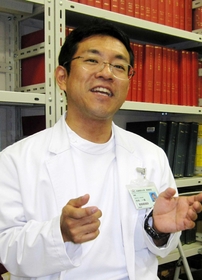 「眼瞼下垂は病気だという認識を持って、気になる人は積極的に受診してほしい」と話す中内一揚医師=西宮市武庫川町 「眼瞼下垂は病気だという認識を持って、気になる人は積極的に受診してほしい」と話す中内一揚医師=西宮市武庫川町