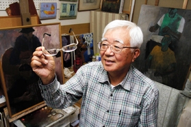 二つの老眼鏡を持つ男性。絵を描くときや外出するときで使い分けている=神戸市西区 二つの老眼鏡を持つ男性。絵を描くときや外出するときで使い分けている=神戸市西区