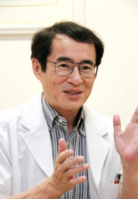 「患者によっては単焦点と多焦点の眼内レンズを左右片方ずつ入れることもあります」と話す斉藤喜博院長=川西市栄根2 「患者によっては単焦点と多焦点の眼内レンズを左右片方ずつ入れることもあります」と話す斉藤喜博院長=川西市栄根2