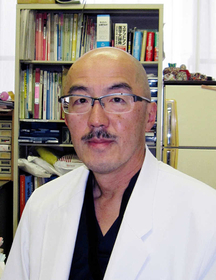 「皮膚炎や潰瘍を繰り返す人は早期の治療が必要です」と話す神戸掖済会病院の篠崎幸司外科部長=神戸市垂水区学が丘1 「皮膚炎や潰瘍を繰り返す人は早期の治療が必要です」と話す神戸掖済会病院の篠崎幸司外科部長=神戸市垂水区学が丘1