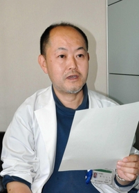 「不妊治療では男性は泌尿器科、女性は産婦人科にそろって受診を」と話す松下経助教=神戸大医学部付属病院 「不妊治療では男性は泌尿器科、女性は産婦人科にそろって受診を」と話す松下経助教=神戸大医学部付属病院