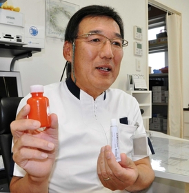 塩化アルミニウム液と抗生物質を併用する療法について説明する倉本賢院長=洲本市栄町1 塩化アルミニウム液と抗生物質を併用する療法について説明する倉本賢院長=洲本市栄町1