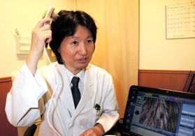 毛髪や頭皮を拡大して画像化する装置を手にする杉本美容形成外科の杉本庸副院長=神戸市中央区楠町7、神戸大医学部付属病院 毛髪や頭皮を拡大して画像化する装置を手にする杉本美容形成外科の杉本庸副院長=神戸市中央区楠町7、神戸大医学部付属病院