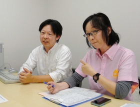 退院を前に、患者の家族に在宅医療について説明する五島正裕院長(左)と訪問看護師の塩川ゆりさん=神戸市内 退院を前に、患者の家族に在宅医療について説明する五島正裕院長(左)と訪問看護師の塩川ゆりさん=神戸市内