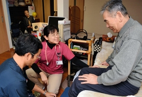 患者の自宅を訪れて診察する岡本静子・そよかぜ診療所院長(中央)=朝来市山東町 患者の自宅を訪れて診察する岡本静子・そよかぜ診療所院長(中央)=朝来市山東町