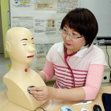 訪問看護/田真寿美・看護師と聴診器