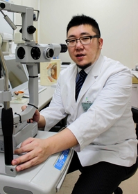 検査器具を前に話す兵庫医科大眼科学の石川裕人講師=西宮市武庫川町 検査器具を前に話す兵庫医科大眼科学の石川裕人講師=西宮市武庫川町