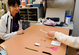 失語症の言語訓練の様子。言語聴覚士(左)が指示した物を選ぶことで言葉と意味を一致させる=たつの市新宮町光都1、県立リハビリテーション西播磨病院 失語症の言語訓練の様子。言語聴覚士(左)が指示した物を選ぶことで言葉と意味を一致させる=たつの市新宮町光都1、県立リハビリテーション西播磨病院