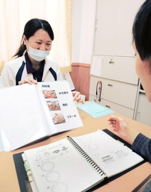 意味性認知症のリハビリでは、日用品や食べ物を写真や絵で提示し、名前を答えてもらう=たつの市新宮町光都1 意味性認知症のリハビリでは、日用品や食べ物を写真や絵で提示し、名前を答えてもらう=たつの市新宮町光都1