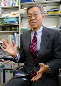 「認知症専門医を増やしていくのも課題」と話す前田潔教授=神戸市西区、神戸学院大学 「認知症専門医を増やしていくのも課題」と話す前田潔教授=神戸市西区、神戸学院大学