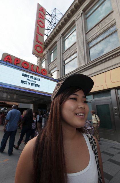 ハーレム地区にある「アポロ・シアター」の前に立つ遠山恵=ニューヨーク市マンハッタン