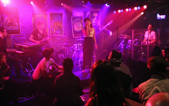 地下のライブハウス。さまざまな人種の観客が彼女を見つめる=ニューヨーク市マンハッタン