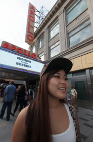 ハーレム地区にある「アポロ・シアター」の前に立つ遠山恵=ニューヨーク市マンハッタン ハーレム地区にある「アポロ・シアター」の前に立つ遠山恵=ニューヨーク市マンハッタン