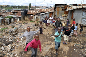 カメラに駆け寄る子どもたち。「ムズング(外国人)」とはやしたてられた=ケニア・ナイロビのキベラ・スラム カメラに駆け寄る子どもたち。「ムズング(外国人)」とはやしたてられた=ケニア・ナイロビのキベラ・スラム