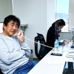 読者と話す佐渡裕さん。笑い声が絶えなかった=いずれも神戸市中央区、神戸新聞社(撮影・辰巳直之)