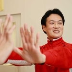人との距離感などを歌やダンスで教える養護教諭の船木雄太郎さん=大阪府枚方市、府立刀根山支援学校大阪精神医療センター分教室(撮影・長嶺麻子)