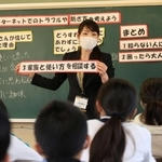 「絶対、性被害に遭ってほしくない」。思いを胸に、教壇に立つ尾崎枝理子さん=神戸市須磨区南落合3(撮影・吉田敦史)