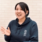 大人の都合で子どもが苦しまないために。「自分ができることはしたい」とユーチューブ発信を続けるシオリーヌさん=神奈川県内