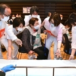 集団接種のシミュレーション。予診、接種の一連の人の流れを確認しつつ、副反応を想定した訓練も。本番のような緊張感が漂う。医師や看護師らが真剣な表情で取り組んだ=3月14日、神戸市兵庫区荒田町1、兵庫区役所