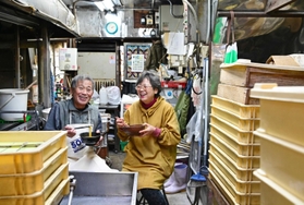 自家製麺で昼食をとる島谷正知さん(左)、千代子さん夫妻。店の中で2人で食べる時間も残りわずかとなった=神戸市垂水区神田町、垂水廉売市場 自家製麺で昼食をとる島谷正知さん(左)、千代子さん夫妻。店の中で2人で食べる時間も残りわずかとなった=神戸市垂水区神田町、垂水廉売市場