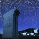 夜空の下で不思議な存在感を放つ橋脚群。いにしえの人々が暦を知ろうと並べた巨大構造物を思い起こさせる=小野市樫山町(8秒間露光で写真約1250枚を比較明合成)
