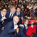 サッカー天皇杯優勝を祝うセレモニーで、ファンと共に記念写真に納まるイニエスタ選手(手前)ら=2020年2月、神戸市中央区の神戸ハーバーランドスペースシアター
