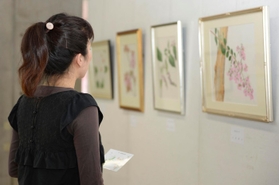 展覧会で花の絵を鑑賞する中山香織(仮名) 展覧会で花の絵を鑑賞する中山香織(仮名)