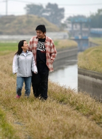 自宅近くを散歩する山下真澄と夫の亮太(仮名)=2日、熊本市 自宅近くを散歩する山下真澄と夫の亮太(仮名)=2日、熊本市