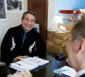 子どもを望む夫婦と面談する藤田雄一(仮名)=3月 子どもを望む夫婦と面談する藤田雄一(仮名)=3月