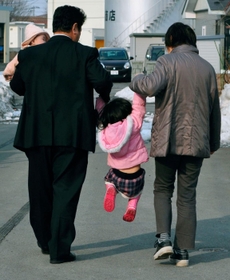 家族4人で自宅近くをお散歩。両親と手をつないで結衣(仮名)は楽しそう。妹の佳奈(仮名)は父親の顔をじっと見ていた=3月、青森県内 家族4人で自宅近くをお散歩。両親と手をつないで結衣(仮名)は楽しそう。妹の佳奈(仮名)は父親の顔をじっと見ていた=3月、青森県内